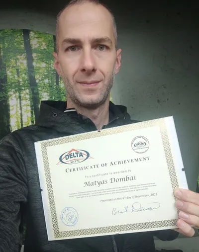 Dombai Mátyás a Delta Kits Certificate of Achievement tanúsítvánnyal